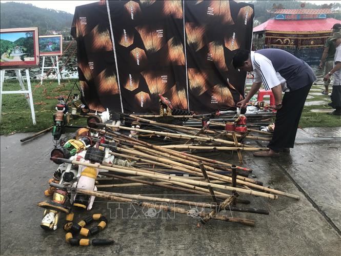 Người dân xem các dụng cụ biểu diễn múa rối nước. Ảnh: Tiến Vĩnh – TTXVN