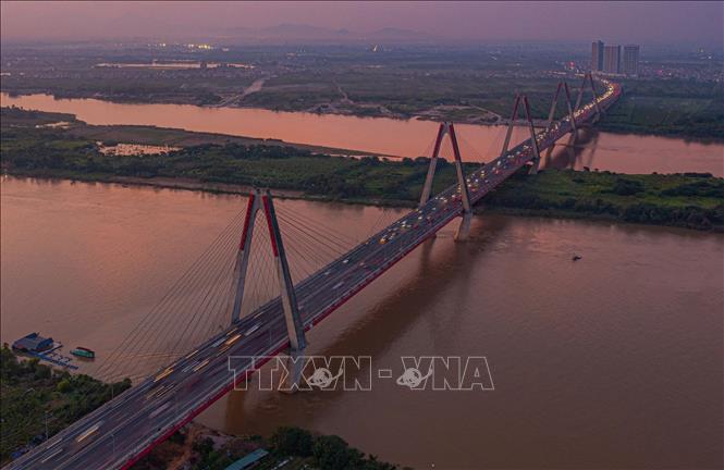 Cầu Nhật Tân như được nhuộm thêm màu mới trong ánh hoàng hôn. Ảnh: Phạm Tuấn Anh – TTXVN