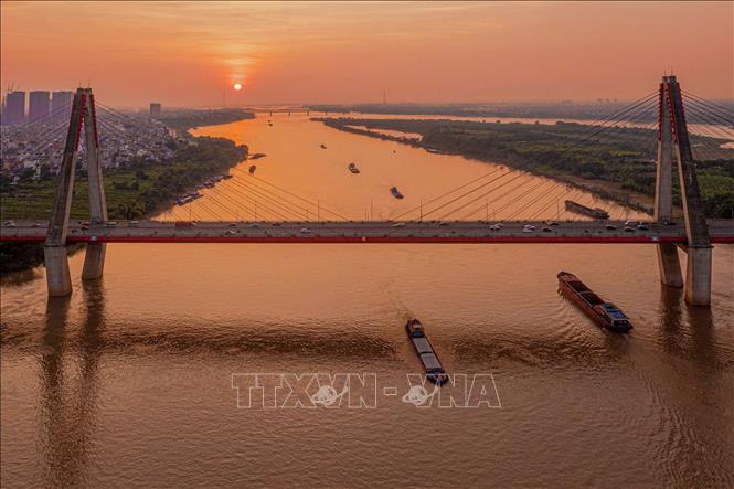 Những cây cầu như được nhuộm thêm màu mới. Ảnh: Phạm Tuấn Anh – TTXVN