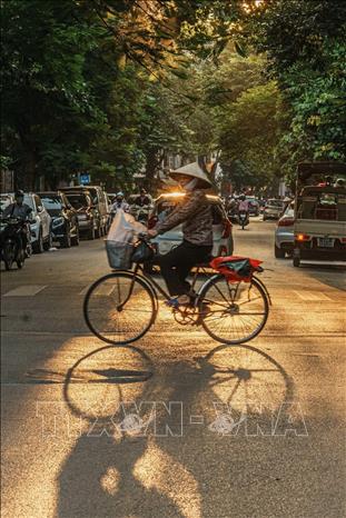 Chiều Thu nhẹ nhàng, lãng mạn giữa phố phường Hà Nội. Ảnh: Phạm Tuấn Anh – TTXVN