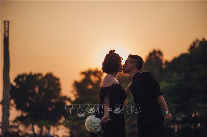 Những bạn trẻ cùng tận hưởng cảnh sắc nhẹ nhàng, lãng mạn. Ảnh: Phạm Tuấn Anh - TTXVN
