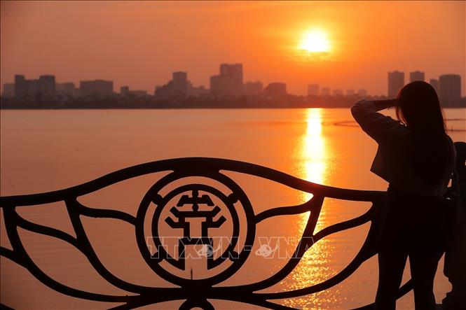 Chiều hoàng hôn bên hồ Tây. Ảnh: Minh Quyết – TTXVN