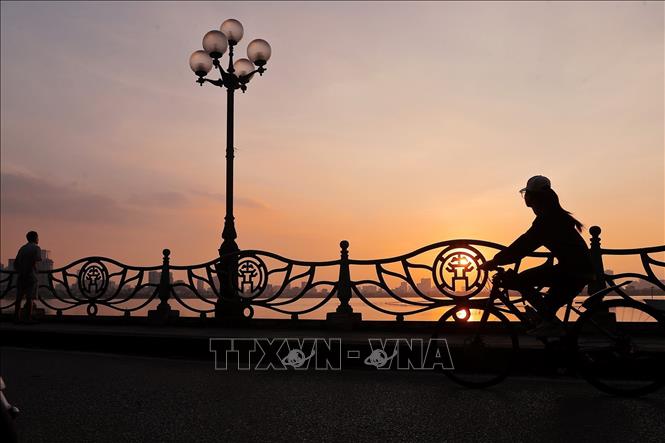Hoàng hôn bên hồ Tây. Ảnh: Minh Quyết – TTXVN