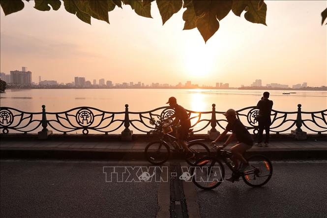Chiều hoàng hôn bên hồ Tây. Ảnh: Minh Quyết – TTXVN