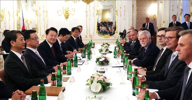 Tổng thống CH Séc Petr Pavel (thứ 4, phải) và và Tổng thống Hàn Quốc Yoon Suk Yeol (thứ 3, trái) tại cuộc hội đàm ở Praha, CH Séc. Ảnh: Yonhap/TTXVN