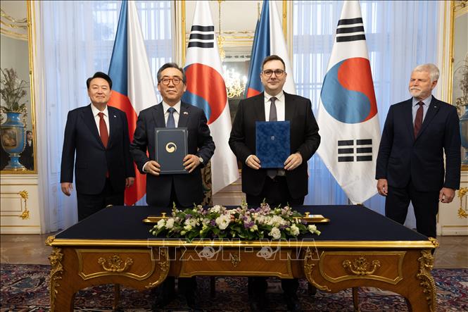 Tổng thống CH Séc Petr Pavel (phải) và và Tổng thống Hàn Quốc Yoon Suk Yeol (trái) chứng kiến lễ ký thỏa thuận hợp tác tại Praha, CH Séc. Ảnh: Yonhap/TTXVN