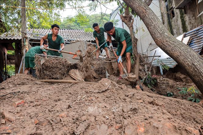 Chiến sĩ Sư đoàn 316 luôn có mặt hỗ trợ người dân khắc phục hậu quả do mưa lũ. Ảnh: Hoàng Hiếu - TTXVN