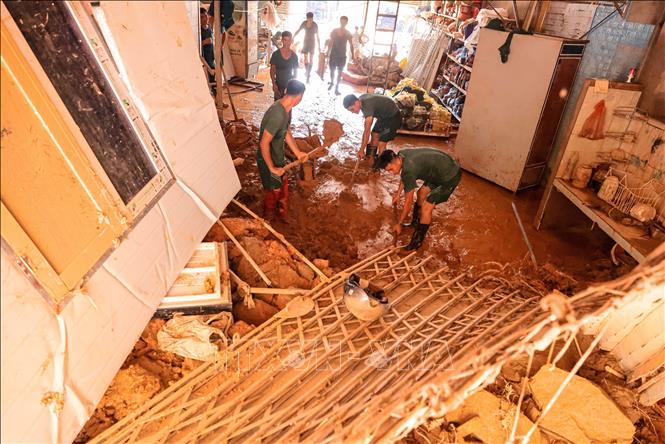 Cán bộ, chiến sĩ Sư đoàn 316 hỗ trợ nhân dân xã Phúc Khánh, huyện Bảo Yên khắc phục hậu quả mưa lũ. Ảnh: Hoàng Hiếu - TTXVN