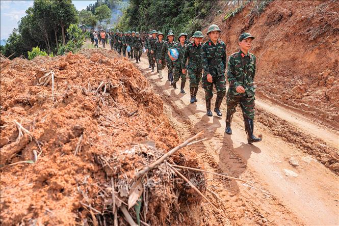 Quân đội luôn xung kích, đến những điểm khó khăn nhất, hiểm nguy nhất để cứu hộ, cứu nạn các nạn nhân bị ảnh hưởng bởi bão lũ. Ảnh: Hoàng Hiếu - TTXVN