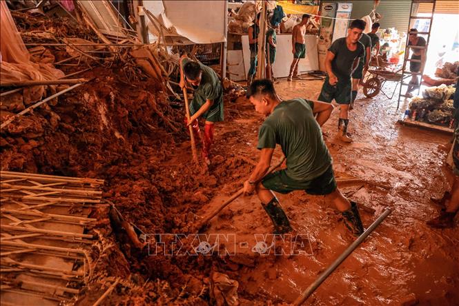 Cán bộ, chiến sĩ Sư đoàn 316 hỗ trợ nhân dân xã Phúc Khánh, huyện Bảo Yên khắc phục hậu quả mưa lũ. Ảnh: Hoàng Hiếu - TTXVN
