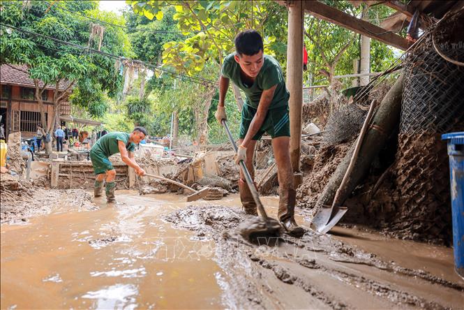 Lực lượng bộ đội luôn có mặt tại tuyến đầu phòng chống bão lũ, giúp dân sớm khắc phục, ổn định cuộc sống. Ảnh: Hoàng Hiếu - TTXVN