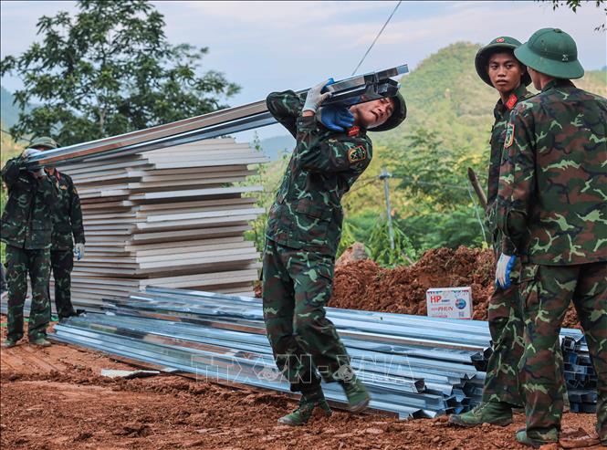 Bộ đội có mặt tại huyện Bảo Yên, hỗ trợ xây dựng nhà tạm cho người dân thôn Làng Nủ bị mất nhà do lũ quét. Ảnh: Hoàng Hiếu - TTXVN