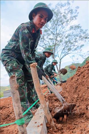 Bộ đội có mặt tại huyện Bảo Yên hỗ trợ xây dựng nhà tạm cho người dân thôn Làng Nủ bị mất nhà do lũ quét. Ảnh: Hoàng Hiếu - TTXVN