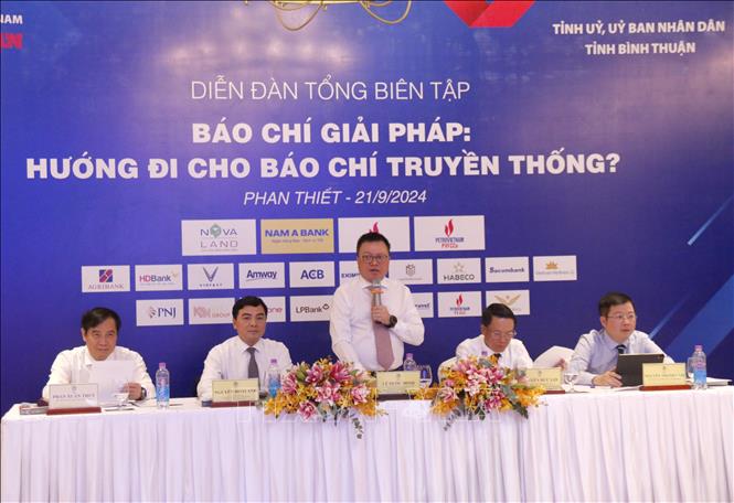 Chủ trì Diễn đàn Tổng Biên tập: Báo chí giải pháp - Hướng đi cho báo chí truyền thống. Ảnh: Nguyễn Thanh - TTXVN