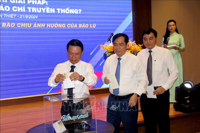 Các đại biểu tham dự Diễn đàn Tổng Biên tập: Báo chí giải pháp - Hướng đi cho báo chí truyền thống đóng góp ủng hộ khắc phục hậu quả bão số 3. Ảnh: Nguyễn Thanh - TTXVN