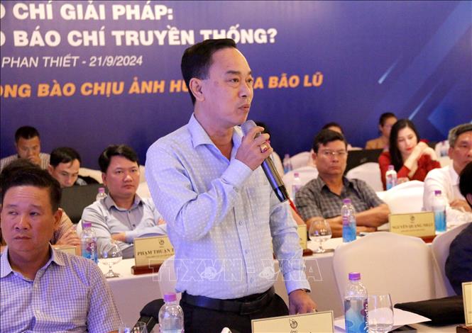 Đồng chí Lê Huy Toàn, Tổng Biên tập báo Bình Thuận phát biểu tham luận tại Diễn đàn. Ảnh: Nguyễn Thanh - TTXVN