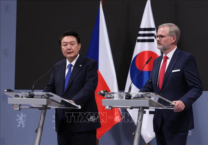 Thủ tướng CH Séc Petr Fiala (phải) và Tổng thống Hàn Quốc Yoon Suk Yeol tại cuộc họp báo chung ở Praha, CH Séc, ngày 20/9/2024. Ảnh: Yonhap/TTXVN