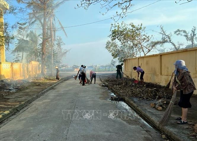 Nhân dân Bạch Long Vĩ đang nỗ lực dọn dẹp những tàn tích còn lại của bão số 3. Ảnh: TTXVN phát