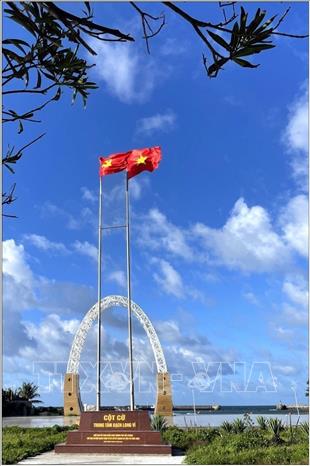 Cờ Tổ quốc tung bay trong gió trở thành biểu tượng 
