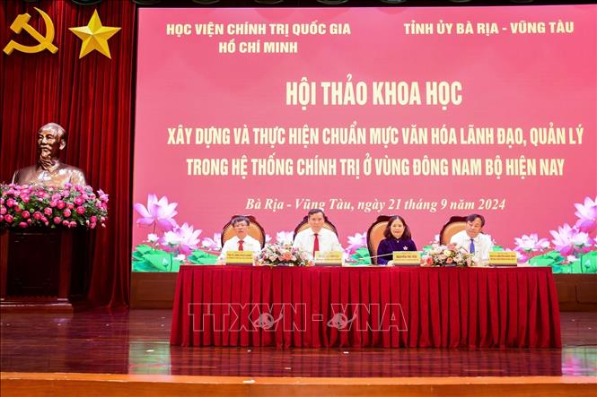 Các đại biểu đồng chủ trì Hội thảo khoa học chủ đề “Xây dựng và thực hiện chuẩn mực văn hóa lãnh đạo, quản lý trong hệ thống chính trị ở vùng Đông Nam Bộ hiện nay”. Ảnh: Huỳnh Sơn-TTXVN