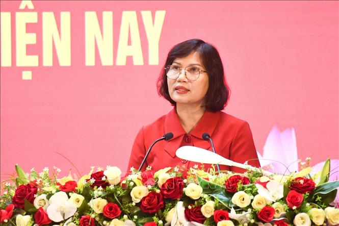 TS Lê Thị Anh Đào, Phó Giám đốc Học viện Chính trị khu vực II trình bày tham luận tại Hội thảo khoa học chủ đề “Xây dựng và thực hiện chuẩn mực văn hóa lãnh đạo, quản lý trong hệ thống chính trị ở vùng Đông Nam Bộ hiện nay”. Ảnh: Huỳnh Sơn-TTXVN