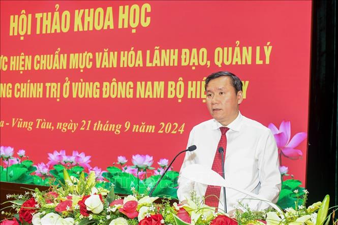 GS.TS Lê Văn Lợi, Phó Giám đốc Học viện Chính trị quốc gia Hồ Chí Minh phát biểu đề dẫn Hội thảo khoa học chủ đề “Xây dựng và thực hiện chuẩn mực văn hóa lãnh đạo, quản lý trong hệ thống chính trị ở vùng Đông Nam Bộ hiện nay”. Ảnh: Huỳnh Sơn-TTXVN