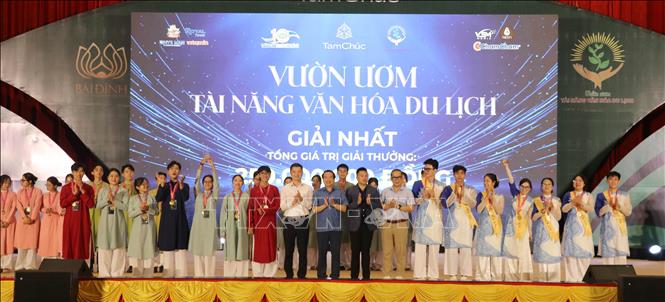Ban Tổ chức trao giải Nhất cho hai đội Nhã nhạc cung đình và Hội An. Ảnh: Thùy Dung - TTXVN
