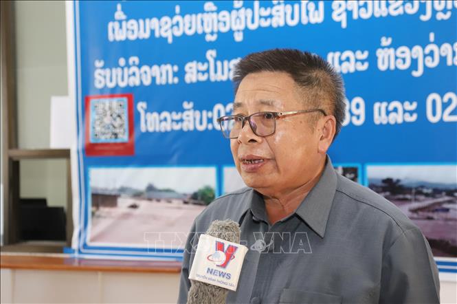 Ông Chanhthong Keopaseut, Phó Bí thư tỉnh ủy Luang Namtha cảm ơn về sự hỗ trợ kịp thời của Cộng đồng người Việt Nam tại Lào dành cho người dân vùng lũ tại tỉnh Luangnamtha. Ảnh: Xuân Tú - PV TTXVN tại Lào