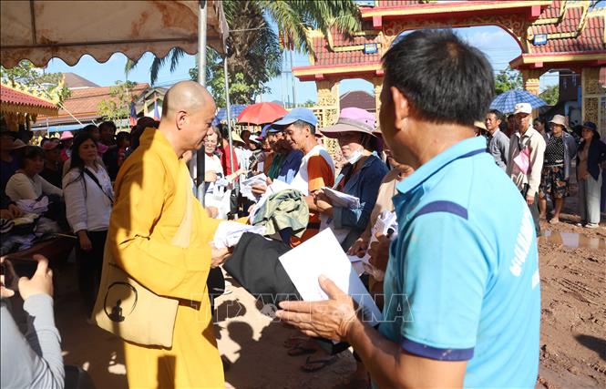 Tấm lòng của cộng đồng người Việt Nam tại thủ đô Viêng Chăn và tại tỉnh Luang Prabang đối với người dân vùng lũ khu vực Bắc Lào. Ảnh: Xuân Tú - PV TTXVN tại Lào