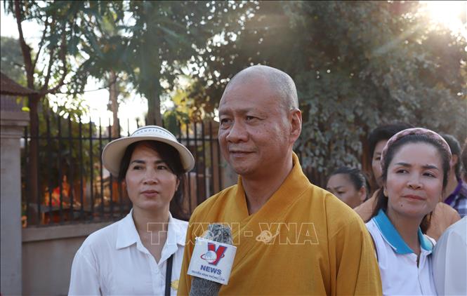 Thượng tọa Thích Minh Quang, Trụ trì chùa Phật Tích thủ đô Viêng Chăn chia sẻ về ý nghĩa và mục đích của việc hỗ trợ. Ảnh: Xuân Tú - PV TTXVN tại Lào
