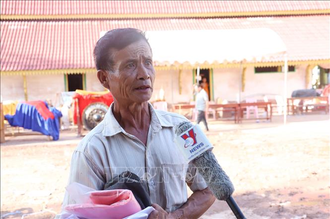 Ông Khamkeo Xaylaykham, người dân bản Khone huyện Luang Namtha, tỉnh Luang Namtha, xúc động khi nhận được những phần quà, tấm lòng của Cộng đồng người Việt Nam tại Lào. Ảnh: Xuân Tú - PV TTXVN tại Lào