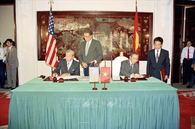 Ngày 5/8/1995, tại Hà Nội, Bộ trưởng Ngoại giao Hoa Kỳ Warren Christopher và Bộ trưởng Ngoại giao Nguyễn Mạnh Cầm ký Nghị định thư, chính thức thiết lập quan hệ ngoại giao Việt Nam - Hoa Kỳ. Ảnh: Xuân Tuân - TTXVN
