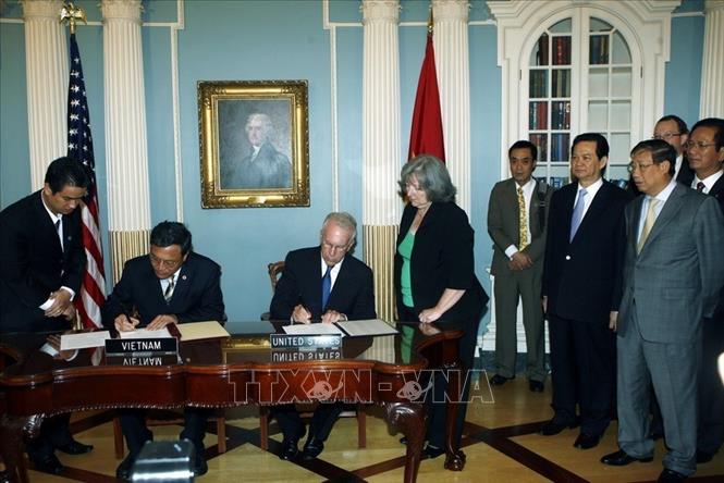 Thủ tướng Nguyễn Tấn Dũng chứng kiến lễ ký bản ghi nhớ hợp tác giáo dục Việt - Mỹ (Washington DC, 25/6/2008). Ảnh: Đức Tám - TTXVN