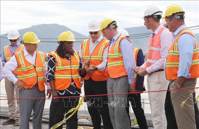 Đoàn Nghị sỹ Quốc hội Hoa Kỳ do Hạ nghị sỹ Ted Yoho, Chủ tịch Tiểu ban châu Á và Thái Bình Dương thuộc Ủy ban Đối ngoại Hạ viện Hoa Kỳ làm Trưởng đoàn về công tác khắc phục hậu quả chiến tranh thăm công trường Dự án xử lý môi trường ô nhiễm dioxin khu vực sân bay Đà Nẵng (17/10/2017). Ảnh: Trần Lê Lâm –TTXVN