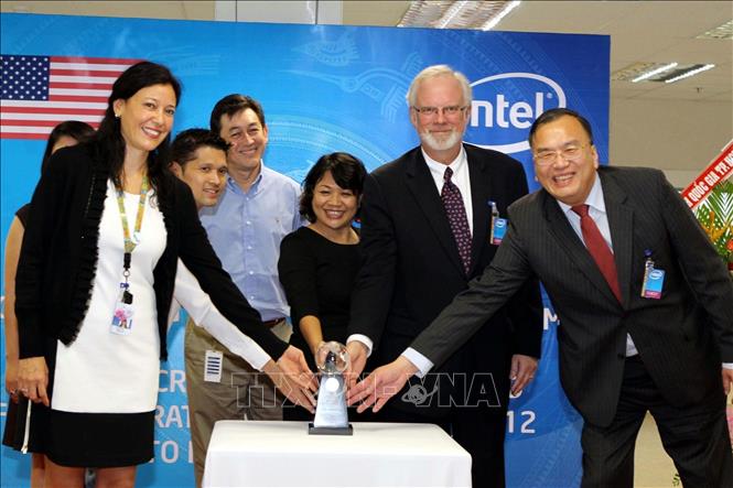 Ngày 7/12/2012, tại Khu Công nghệ cao TP Hồ Chí Minh, Tập đoàn Intel (Hoa Kỳ) tại Việt Nam tổ chức lễ đón nhận Giải thưởng Doanh nghiệp xuất sắc 2012 của Ngoại trưởng Hoa Kỳ (Award for Corporate Excelllence–ACE 2012). Ảnh: Hoàng Hải - TTXVN