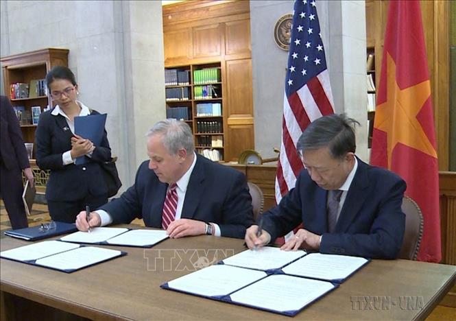 Bộ trưởng Công an Tô Lâm và Bộ trưởng Nội vụ Davis Bernhardt ký Bản ghi nhớ về chống mua bán trái phép động, thực vật hoang dã giữa Bộ Công an Việt Nam và Bộ Nội vụ Hoa Kỳ (Washington D.C, 24/4/2019). Ảnh: TTXVN