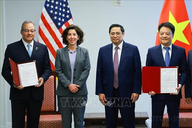 Thủ tướng Phạm Minh Chính và Bộ trưởng Thương mại Hoa Kỳ Gina Raimondo chứng kiến trao Biên bản ghi nhớ hợp tác đầu tư trong lĩnh vực 5G giữa Tập đoàn Viễn thông VNPT và Tập đoàn CASASYSTEM (Washington D.C, 11/5/2022). Ảnh: Dương Giang-TTXVN