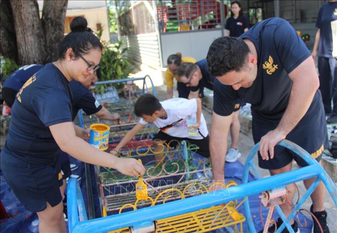 Đoàn thủy thủ Hải quân Hoa Kỳ sơn lại các thiết bị ở khu vui chơi trung tâm Mái Ấm Nhân Ái (xã Cam Phước Đông, thành phố Cam Ranh) trong chuyến thăm xã giao tỉnh Khánh Hòa (2024). Ảnh: Phan Sáu - TTXVN