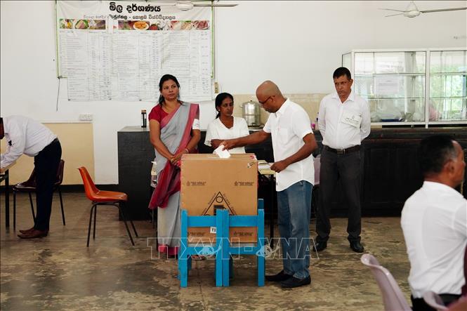 Cử tri bỏ phiếu bầu tổng thống tại điểm bầu cử ở Colombo, Sri Lanka ngày 21/9/2024. Ảnh: THX/TTXVN