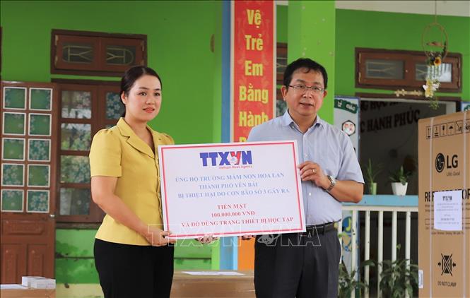 Phó Tổng giám đốc TTXVN Nguyễn Tuấn Hùng trao tặng số tiền 100 triệu đồng của TTXVN hỗ trợ Trường Mầm non Hoa Lan, phường Hồng Hà, thành phố Yên Bái khắc phục thiệt hại của bão số 3. Ảnh: Tiến Khánh - TTXVN