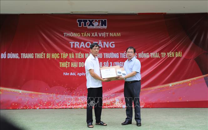 Phó Tổng Giám đốc TTXVN Nguyễn Tuấn Hùng trao tặng 100 triệu đồng cho Trường Tiểu học Hồng Thái, phường Hồng Hà, TP Yên Bái. Ảnh: Tiến Khánh - TTXVN
