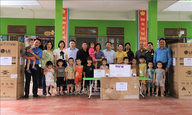 Đoàn công tác của TTXVN trao tặng mỗi trường 100 triệu đồng, cùng nhiều đồ dùng học tập và trang thiết bị dạy học, tổng giá trị hơn 230 triệu đồng. Ảnh: Tiến Khánh - TTXVN