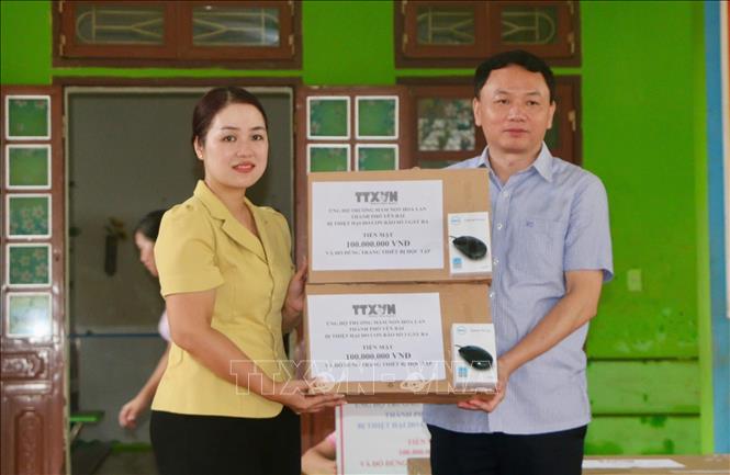 Trưởng Ban Tổ chức - Cán bộ, Chủ tịch Công đoàn TTXVN Đỗ Mạnh Chiến trao tặng 2 máy tính xách tay cho Trường Mầm non Hoa Lan, phường Hồng Hà, TP Yên Bái. Ảnh: Tiến Khánh - TTXVN