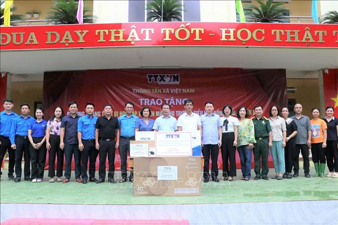 Những món quà mang đầy tình cảm, sự sẻ chia và đồng cảm của những người làm báo Thông tấn tới thầy trò Trường Tiểu học Hồng Thái, phường Hồng Hà, TP Yên Bái. Ảnh: Tiến Khánh - TTXVN