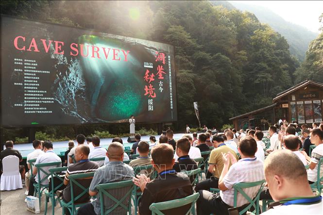 Các nhà khoa học Trung Quốc, Pháp, Bồ Đào Nha, Bỉ cùng nhiều nước đã tập trung tại hang Shuanghe để tham dự buổi lễ công bố cuộc thám hiểm khoa học quốc tế lần thứ 23 ngày 20/9/2024. Ảnh: THX/TTXVN