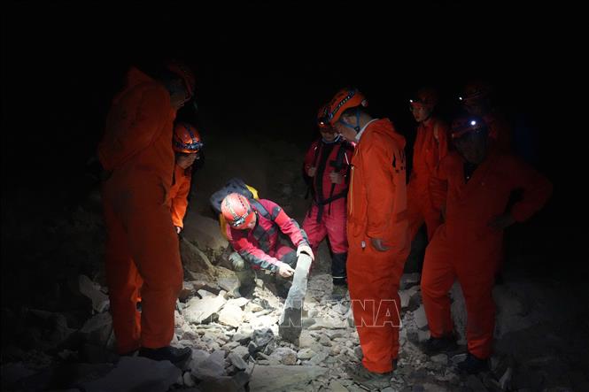 Các nhà khoa học thám hiểm hang Shuanghe ở tỉnh Quý Châu, Tây Nam Trung Quốc. Ảnh: THX/TTXVN