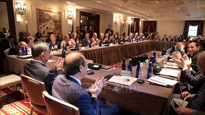 Party General Secretary and State President To Lam meets with leaders of the Communist Party USA, left-wing organisations in the US and friends of Vietnam . VNA Photo: Thanh Tuấn
