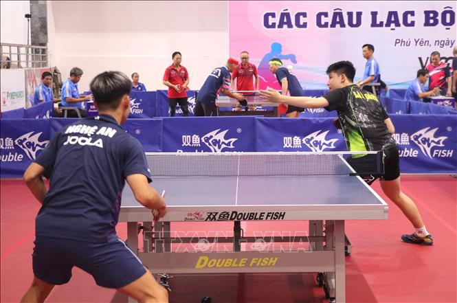 Các tay vợt trẻ thi đấu hấp dẫn, quyết liệt. Ảnh: Tường Quân – TTXVN 