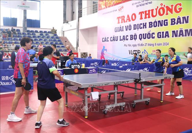 Trận bán kết đôi nữ trên 45 tuổi giữa hai câu lạc bộ bóng bàn Lạng Sơn và Xí nghiệp Đầu máy Sài Gòn. Ảnh: Tường Quân – TTXVN 