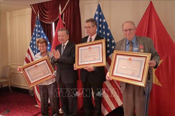 Party General Secretary and State President To Lam confers the Friendship Order to outstanding contributors to the two countries' relationship. VNA Photo: Thanh Tuấn